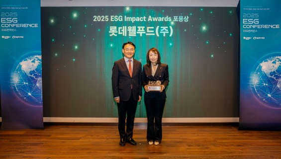 신민정 롯데웰푸드 IMC팀장(사진 우측)과 김윤곤 더나은미래 대표가 ‘2025 ESG 임팩트 워즈’에서 기념촬영을 하고 있다. [사진=롯데웰푸드]